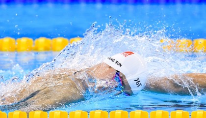 开云·体育官网-史上“最牛”篮下封盖：蒂伊在争夺篮板时显示出的强硬防守让对手胆寒！