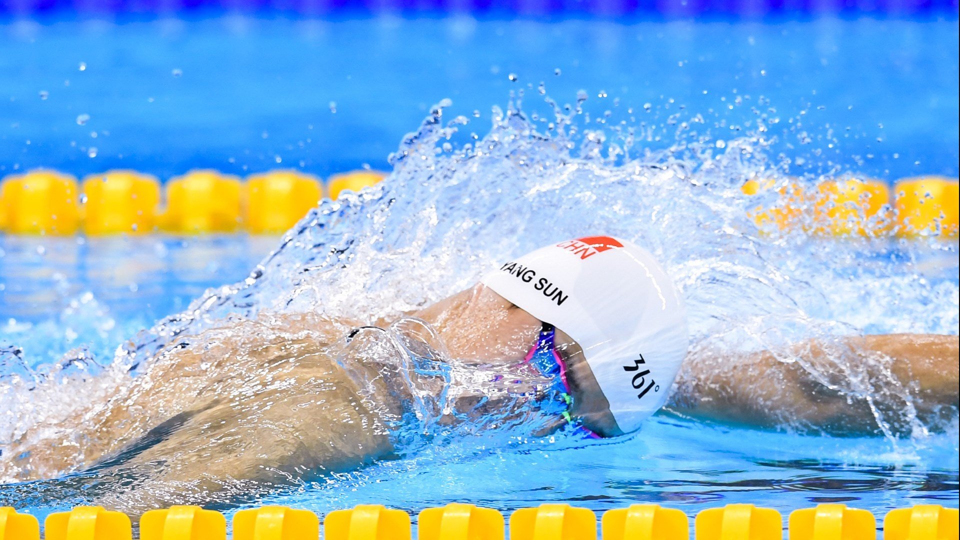 史上“最牛”篮下封盖：蒂伊在争夺篮板时显示出的强硬防守让对手胆寒！